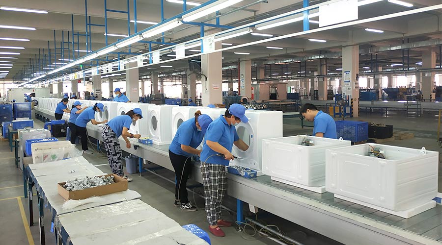 高效率！員工們忙碌地開展巴西客戶的衣物烘干機生產(chǎn)工作