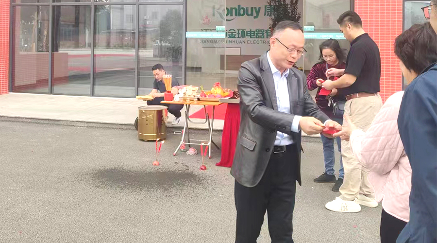 開工好兆頭！金環(huán)電器為全體員工發(fā)放紅包福利！