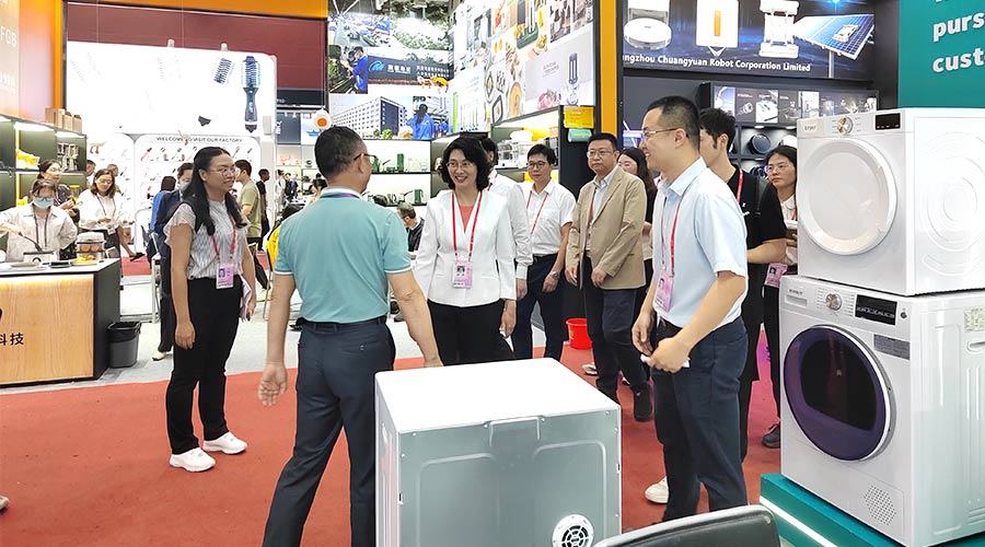 廣交會(huì)迎來(lái)大咖！江門(mén)市市長(zhǎng)親臨金環(huán)電器展位參觀(guān)交流