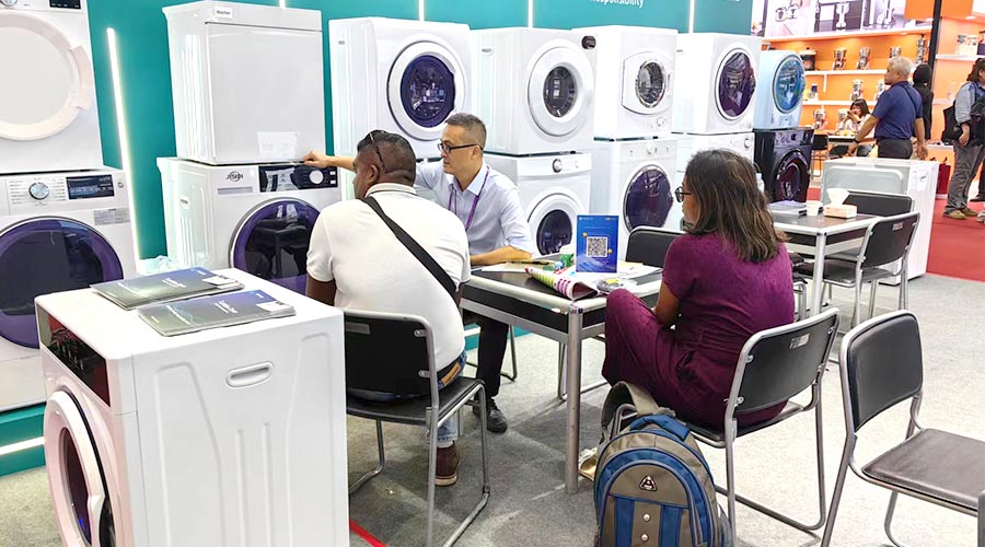 廣交會(huì)參展第一天！金環(huán)電器吸引國(guó)內(nèi)外客戶(hù)參觀交流