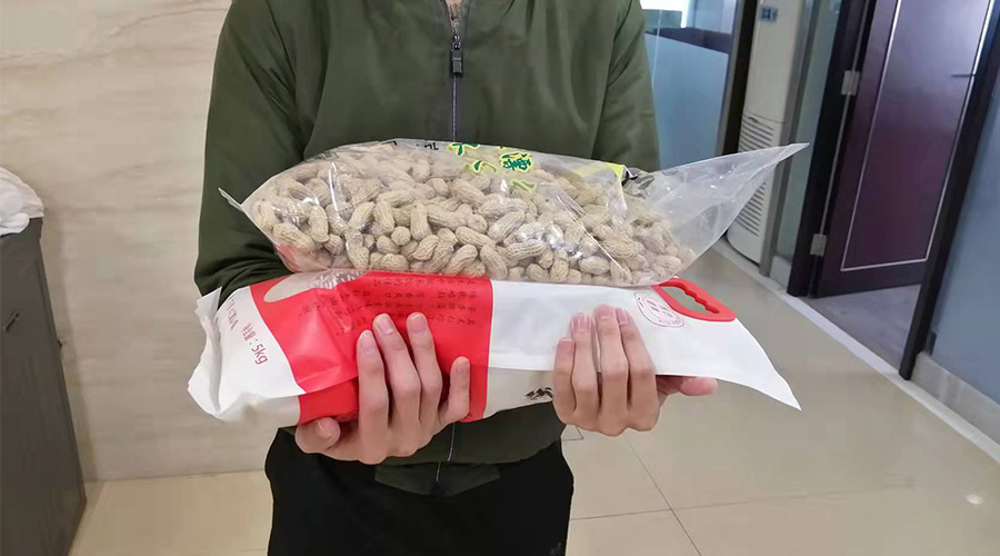 新春關(guān)懷 禮滿情暖！金環(huán)電器給員工發(fā)年貨