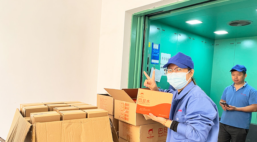 喜笑顏開！三八婦女節(jié)  金環(huán)電器發(fā)放禮品暖人心