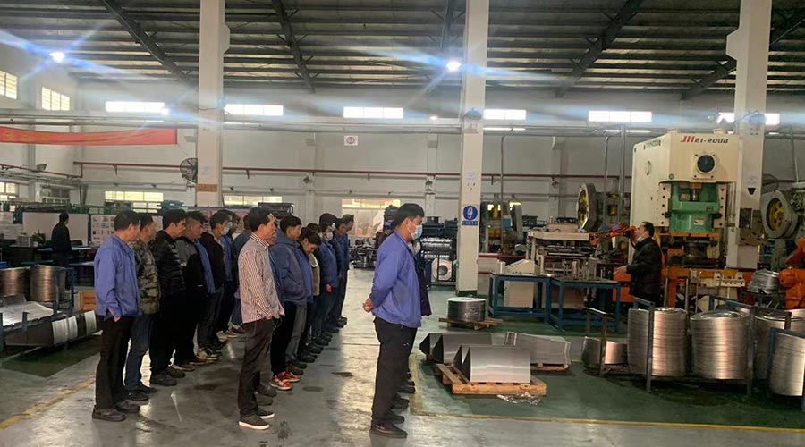 意氣奮發(fā)！金環(huán)電器沖壓車(chē)間組織人員開(kāi)展例行早會(huì)